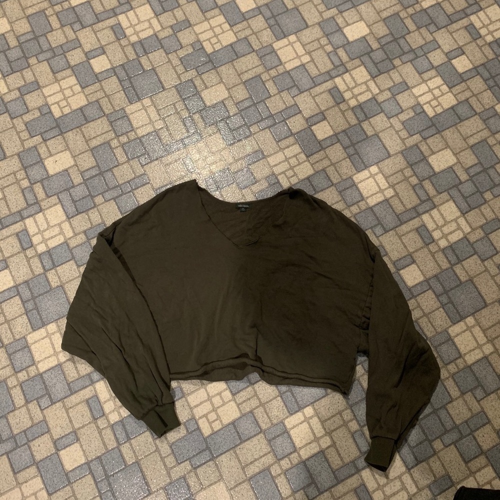 cropped green sweatshirt shirt